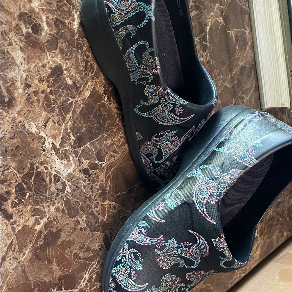 CROCS clogs womens size 10 Paisley Slippers - Black with Multicolor - Picture 4 of 8